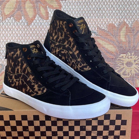 Vans WMNS The Lizzie
Tortoise Dark Brown/Black
VN0A4BX1YI5
Sneakers - Picture 5 of 16